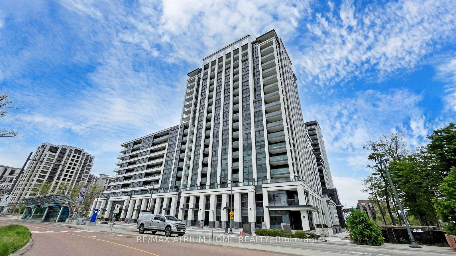 Property Photo:  8 Cedarland Drive 1211  ON L6G 0H4 
