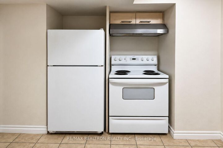 Property Photo:  468 Windhurst Gate #2bed Bsmnt  ON L4C 2V4 