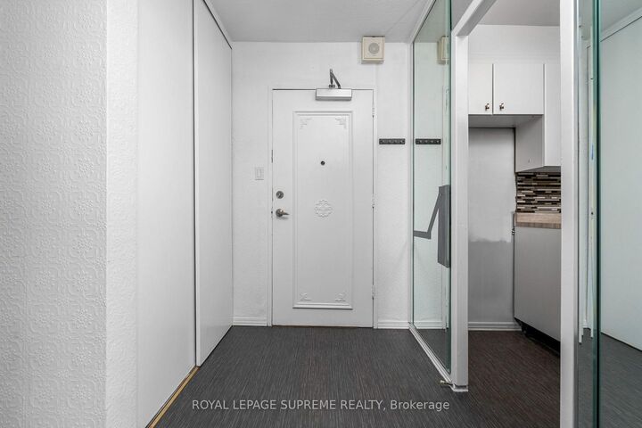 Property Photo:  85 Emmett Avenue 2409  ON M6M 5A2 