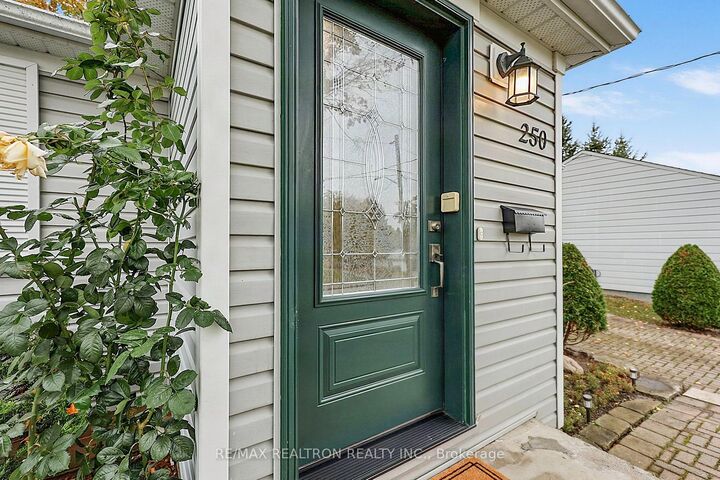 Property Photo:  250 Helmer Avenue  ON L3Y 4L9 