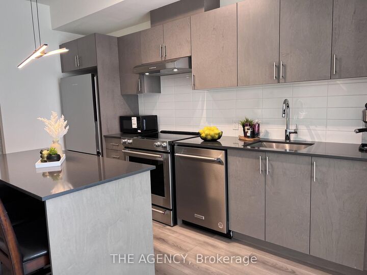 Property Photo:  8960 Jane Street E 1404  ON L4K 0N9 