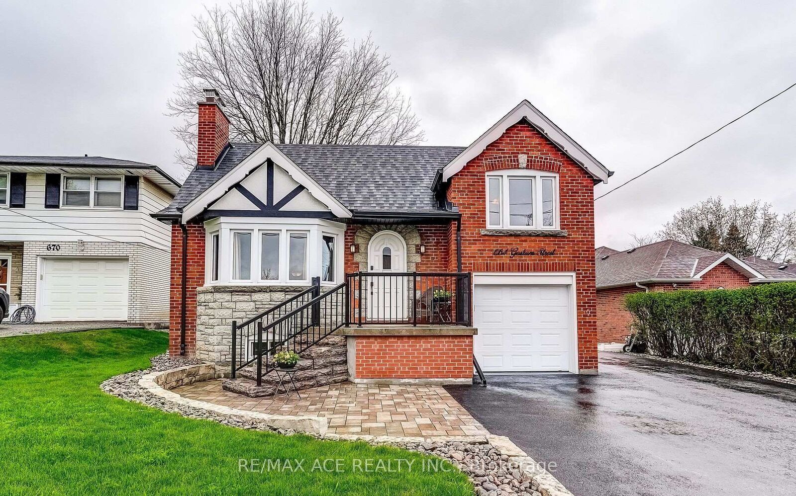 Property Photo:  664 Gorham Street Main  ON L3Y 1L4 