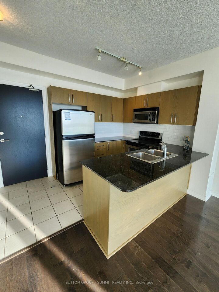 Property Photo:  3504 Hurontario Street 1003  ON L5B 1P2 