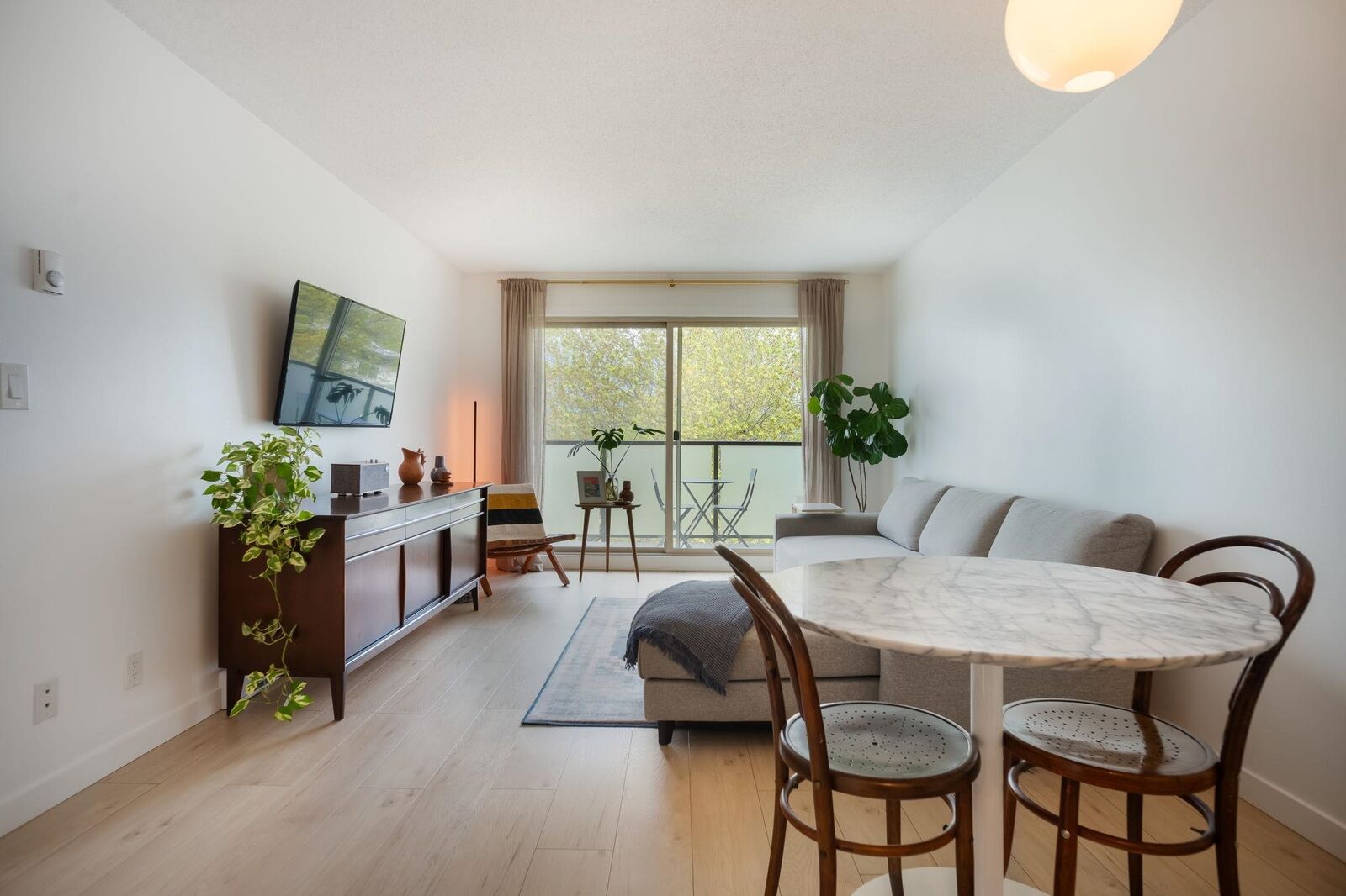 Property Photo:  1864 Frances Street 405  BC V5L 1Z7 