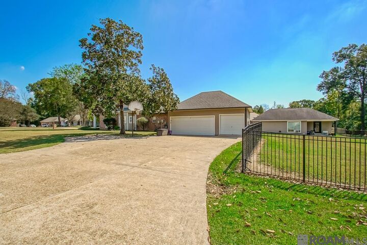 Property Photo:  11212 Suncrest Ct  LA 70818 