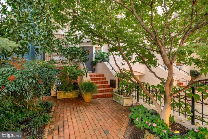 Property Photo:  2102 R Street NW  DC 20008 