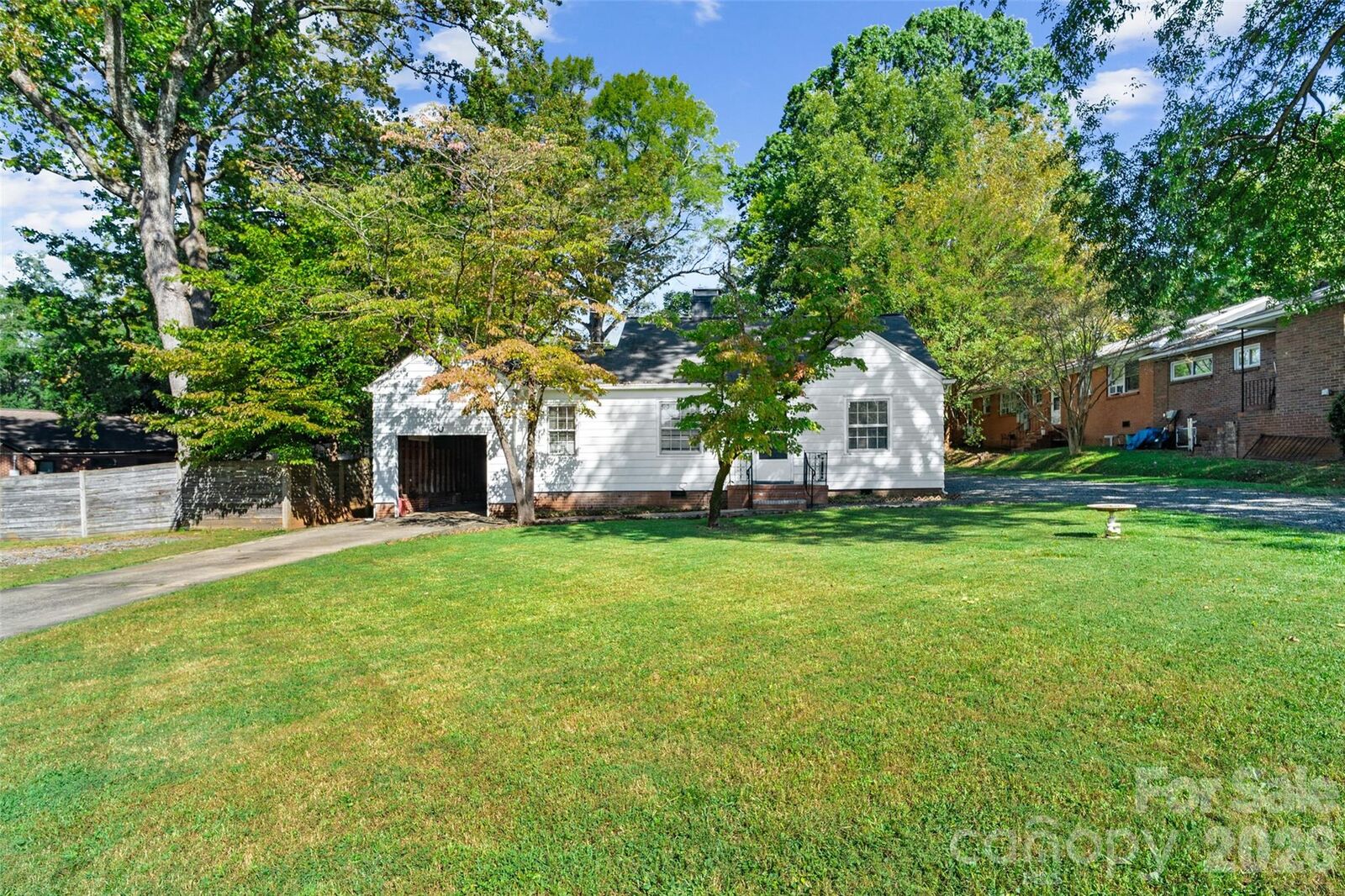 Property Photo:  1211 Woodland Drive  NC 28205 