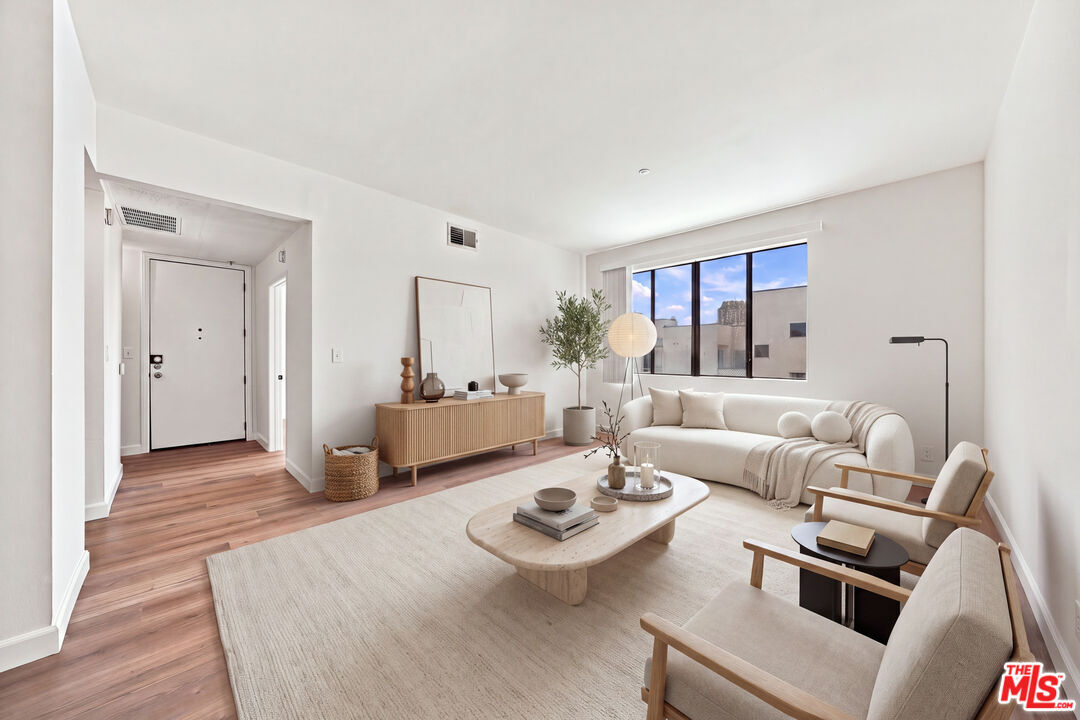 Property Photo: 533 S St Andrews Pl, Unit 404 CA 90020