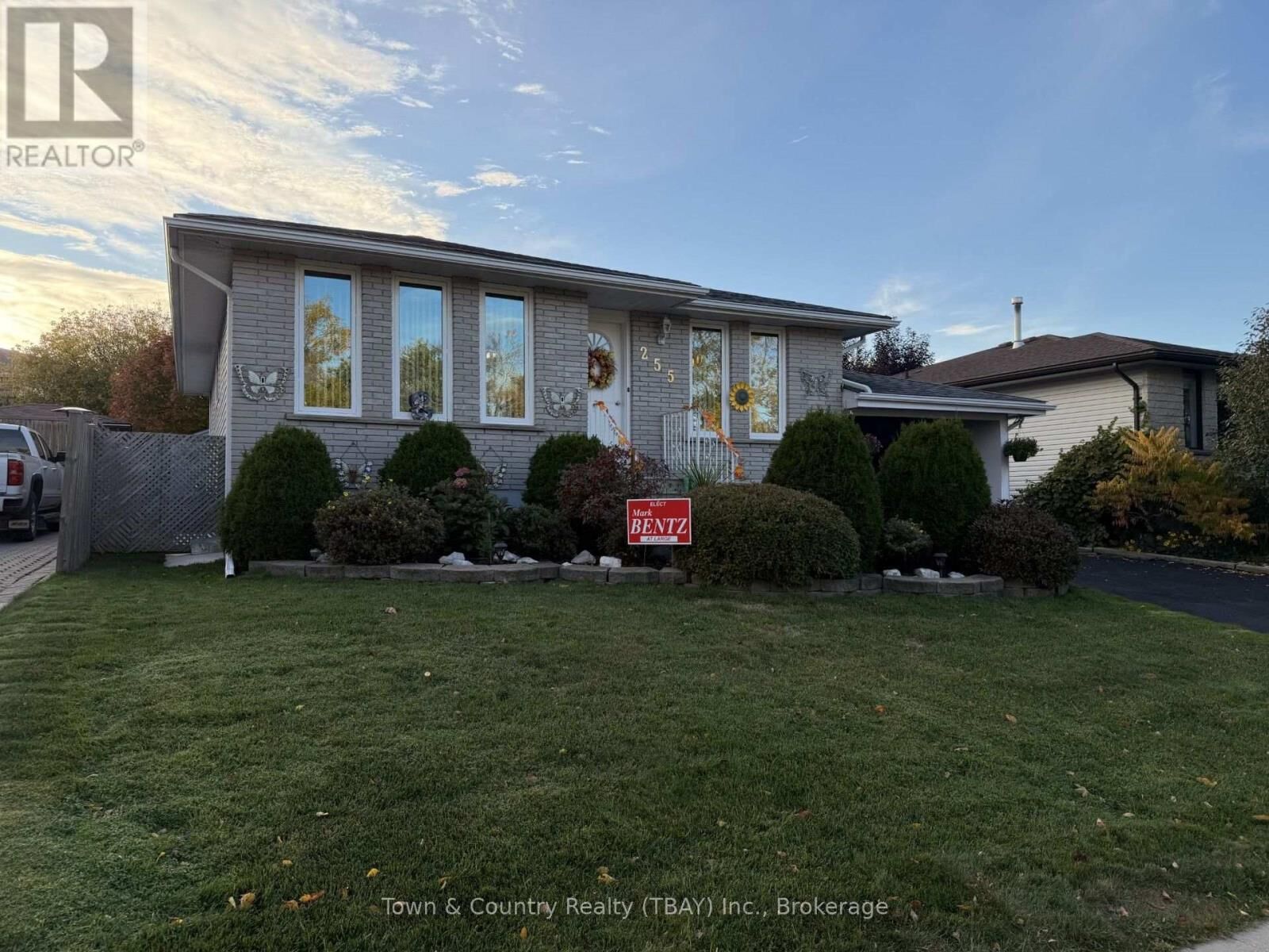 Property Photo:  255 London Drive  ON P7A 7Z6 
