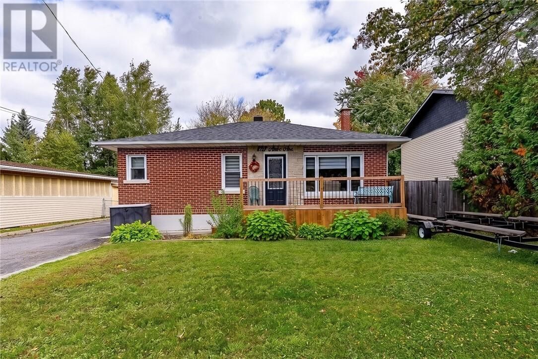 Property Photo:  802 Attlee Avenue  ON P3A 3H6 