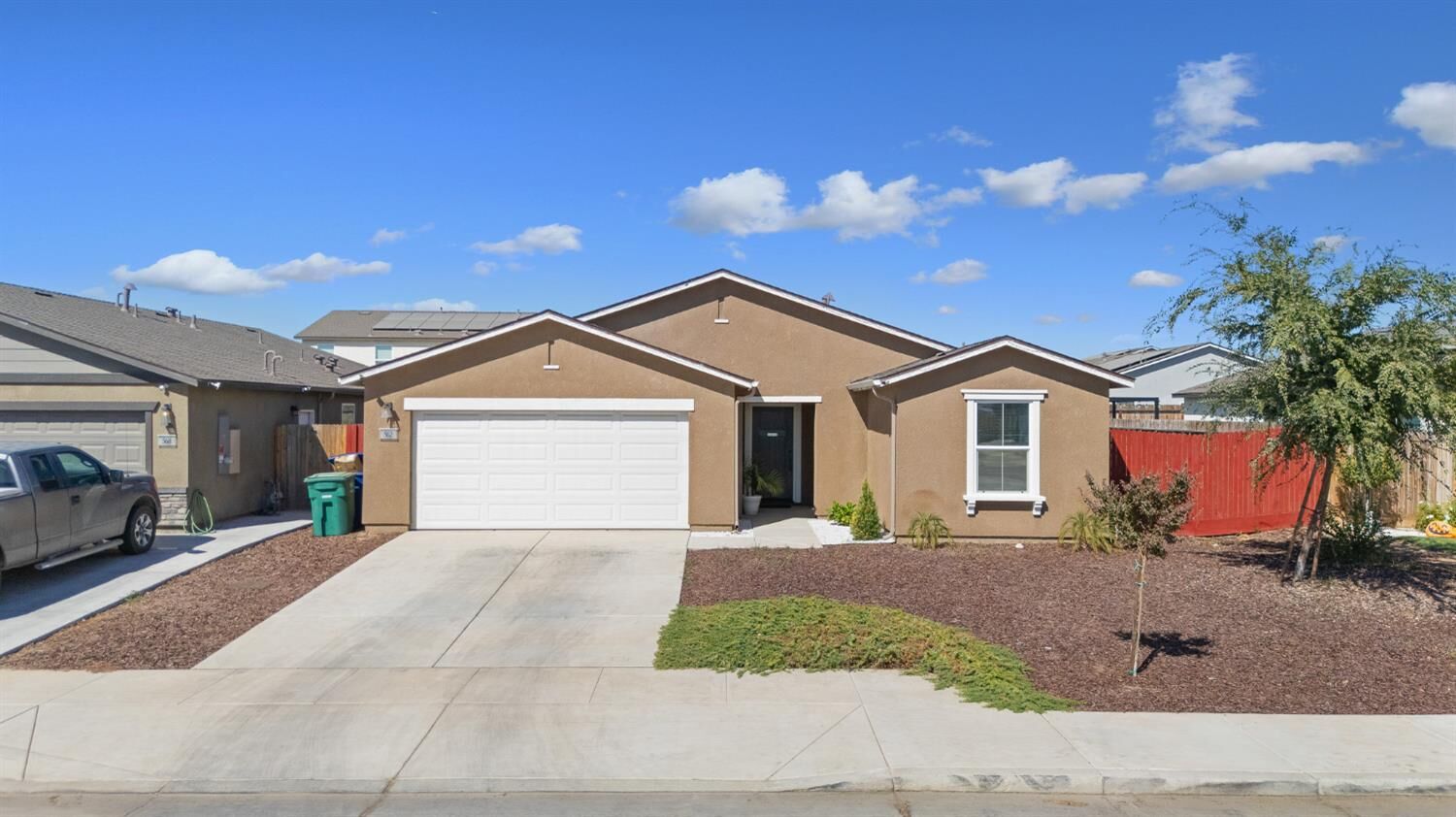Property Photo: 562 W Greenwood Avenue CA 93286