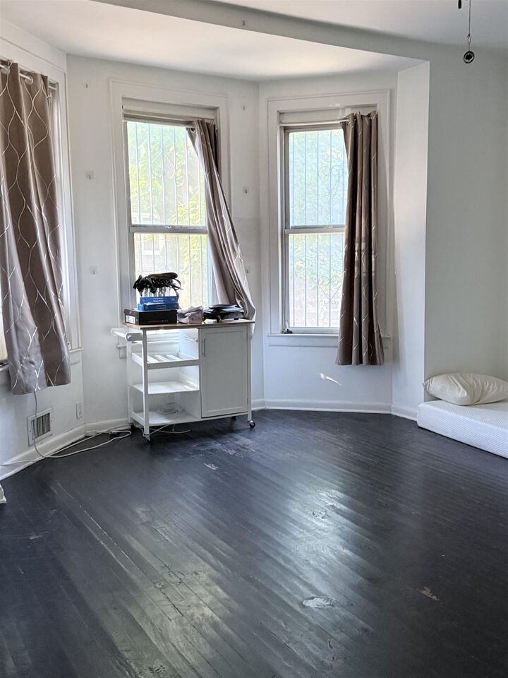 Property Photo:  82 Brinkerhoff St 1  NJ 07304 