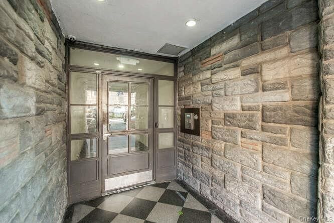 Property Photo:  3230 Cruger Avenue 3K  NY 10467 