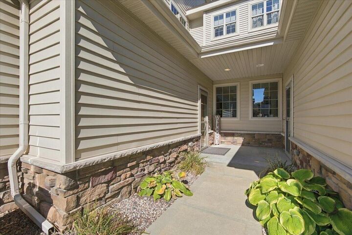 Property Photo:  542 Cedar Bluffs Way  WI 53086 