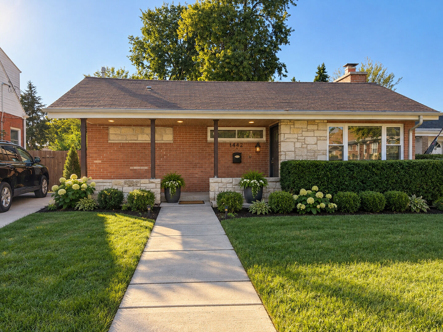 Property Photo: 1442 Suffolk Avenue IL 60154