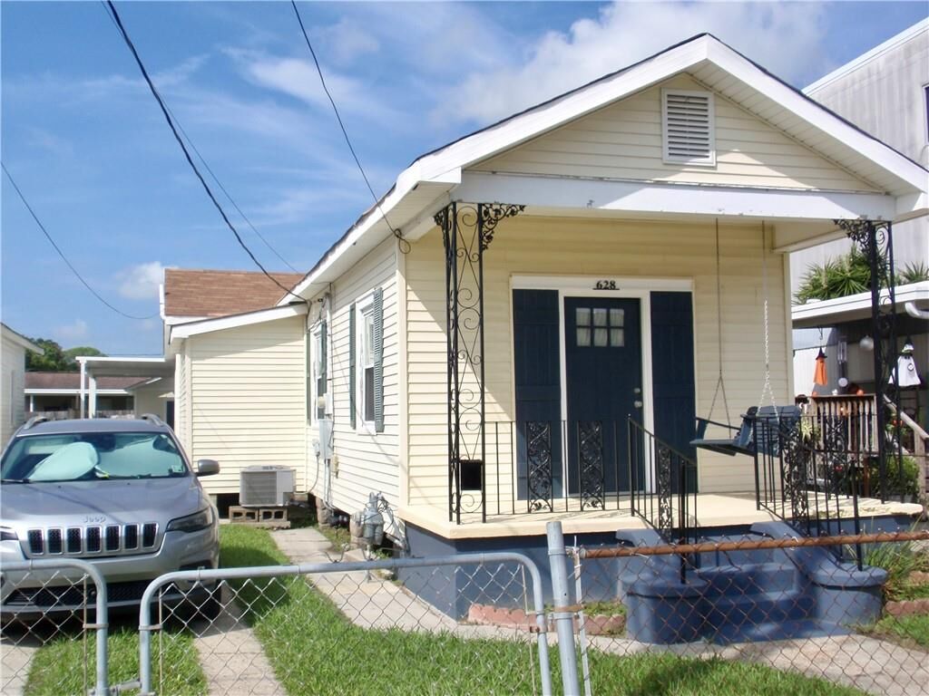 Property Photo: 628 2nd Avenue LA 70058
