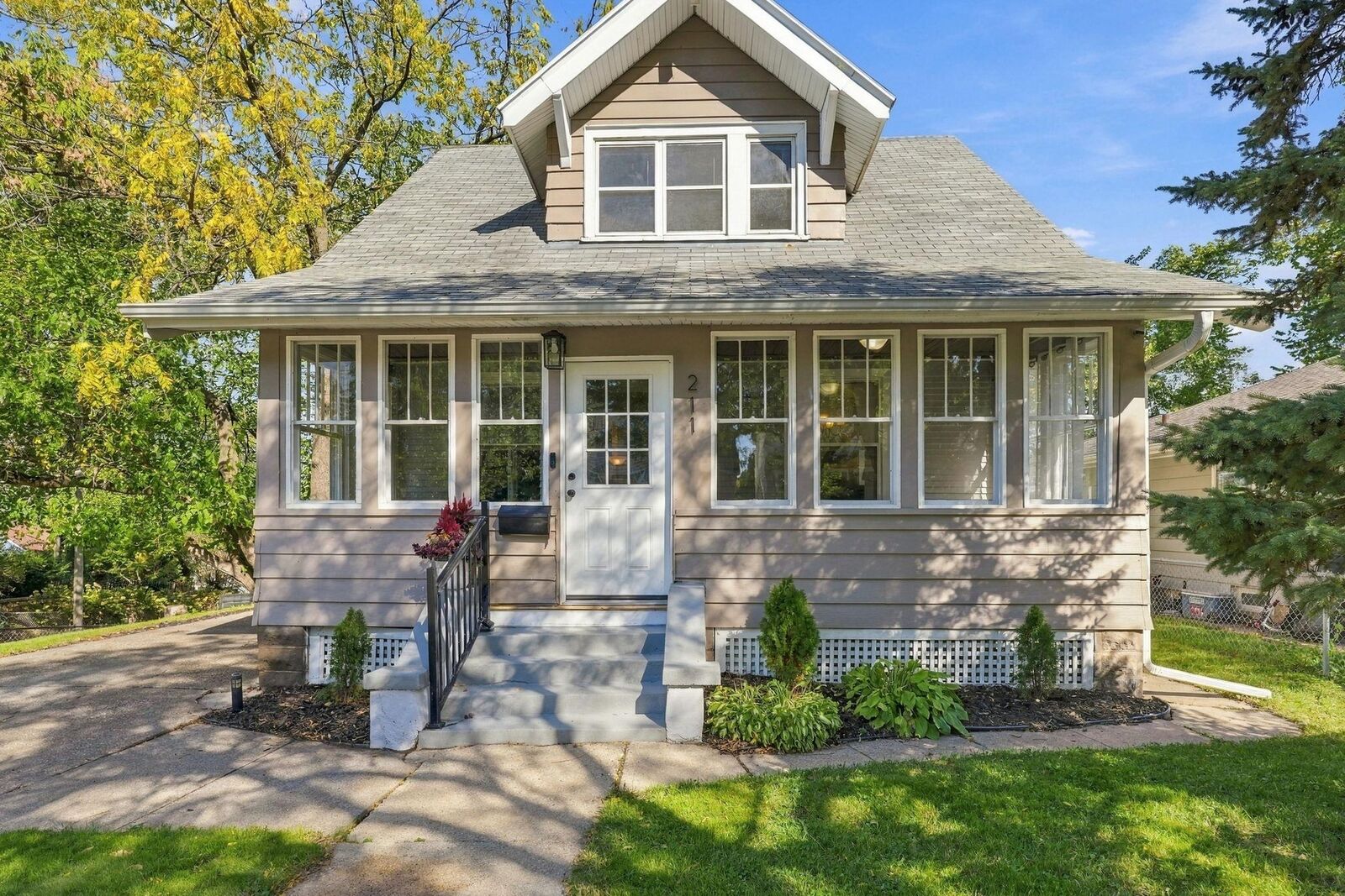 Property Photo:  211 Morton Street E  MN 55107 
