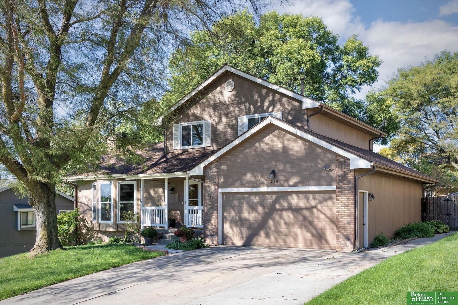 Property Photo:  206 Summerset Drive  NE 68133 