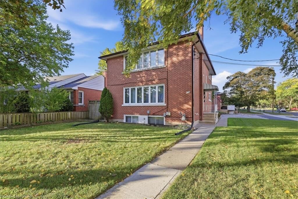 Property Photo:  115 Roxborough Avenue  ON N2M 1P6 