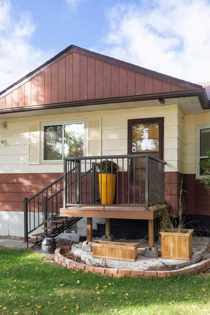 Property Photo:  30 1 Street NW  AB T1A 6H1 