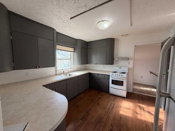 Property Photo:  802 6 Avenue  AB T9W 1C2 