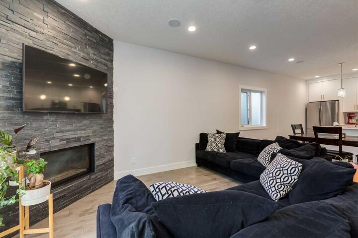 Property Photo:  306 12 Avenue NE 1  AB T2E 1A4 