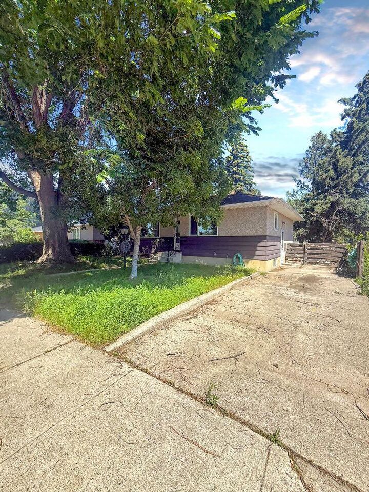 Property Photo:  2411 5 Avenue N  AB T1H 0N8 