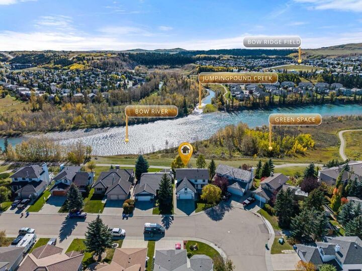 Property Photo:  52 West Mitford Crescent  AB T4C 1L2 