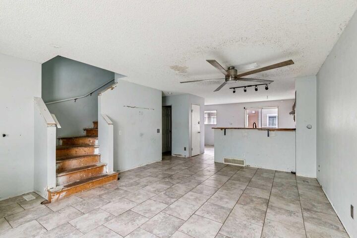 Property Photo:  76 Elgin Gardens SE  AB T2Z 4T5 