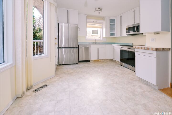 Property Photo:  939 Haslam Crescent  SK S7S 1C8 