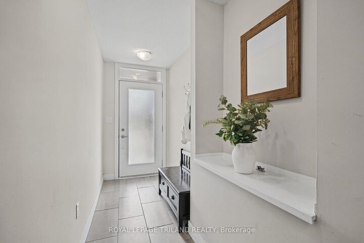 Property Photo:  1960 Dalmagarry Road 10  ON N6G 0T8 