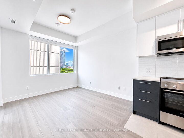 Property Photo:  664 Spadina Avenue 404  ON M5S 2H8 