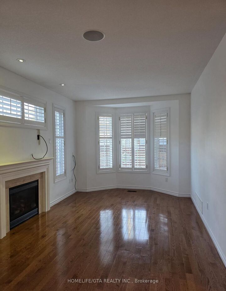 Property Photo:  591 Oxbow Crescent  ON L1K 3A8 