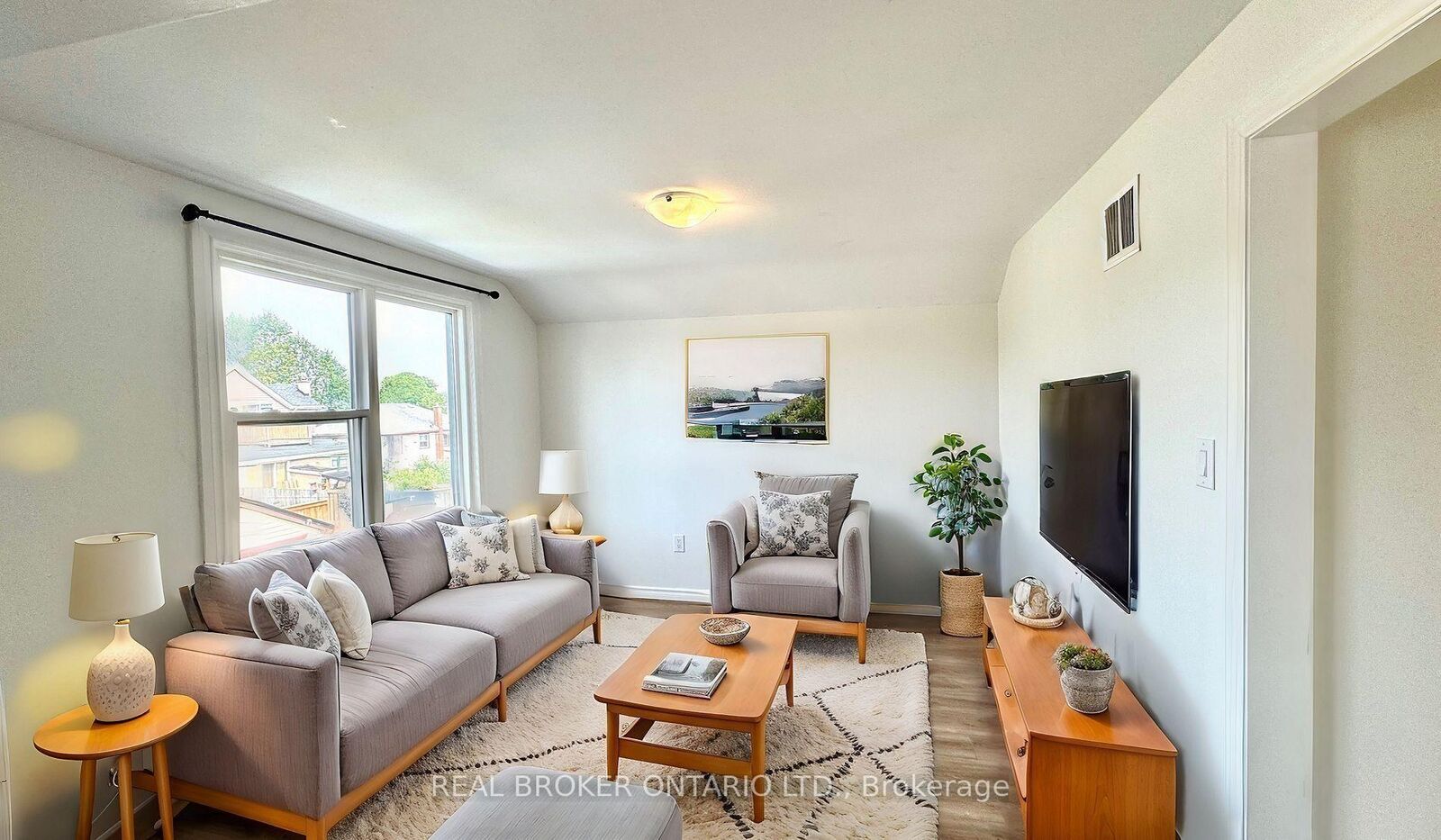 Property Photo:  301 Wallace Ave Avenue S Upper  ON L3B 1R8 
