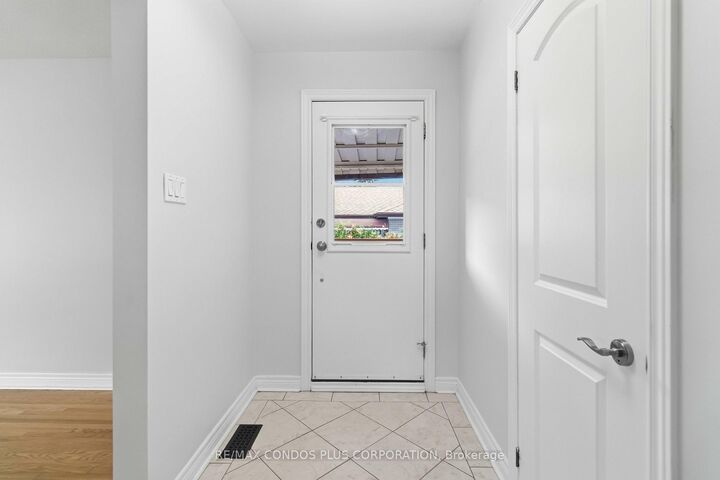 Property Photo:  122 Wyndale Drive  ON M6L 1G3 