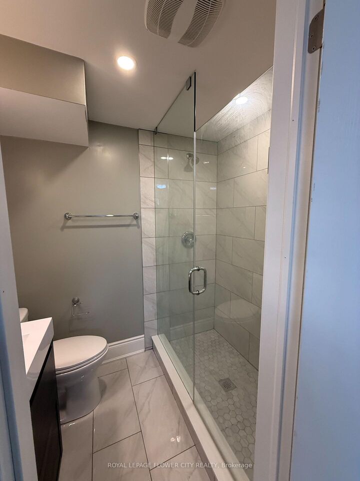 Property Photo:  66 Ikley Road  ON M3J 1C6 