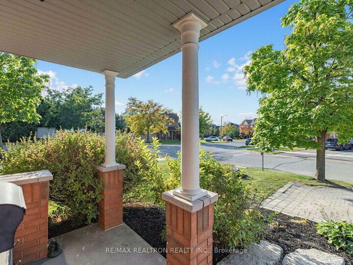 Property Photo: 174 Millcliff Circle ON L4G 7N7