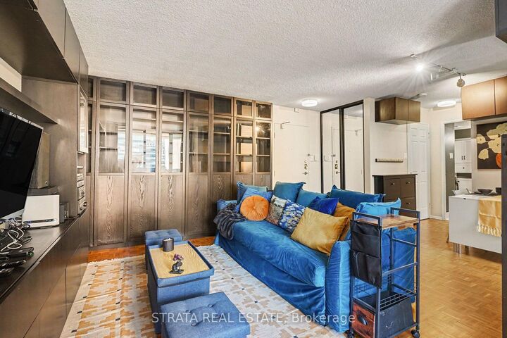 Property Photo:  105 McCaul Street 607  ON M5T 2X4 