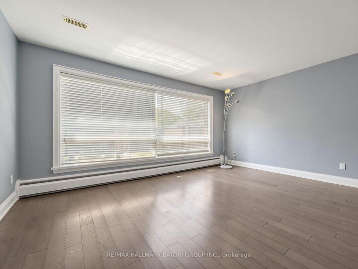Property Photo:  4 Croydon Road 3  ON M6C 1S7 