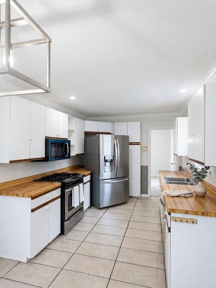 Property Photo:  128 Stuart Street E  ON N5Y 1S6 