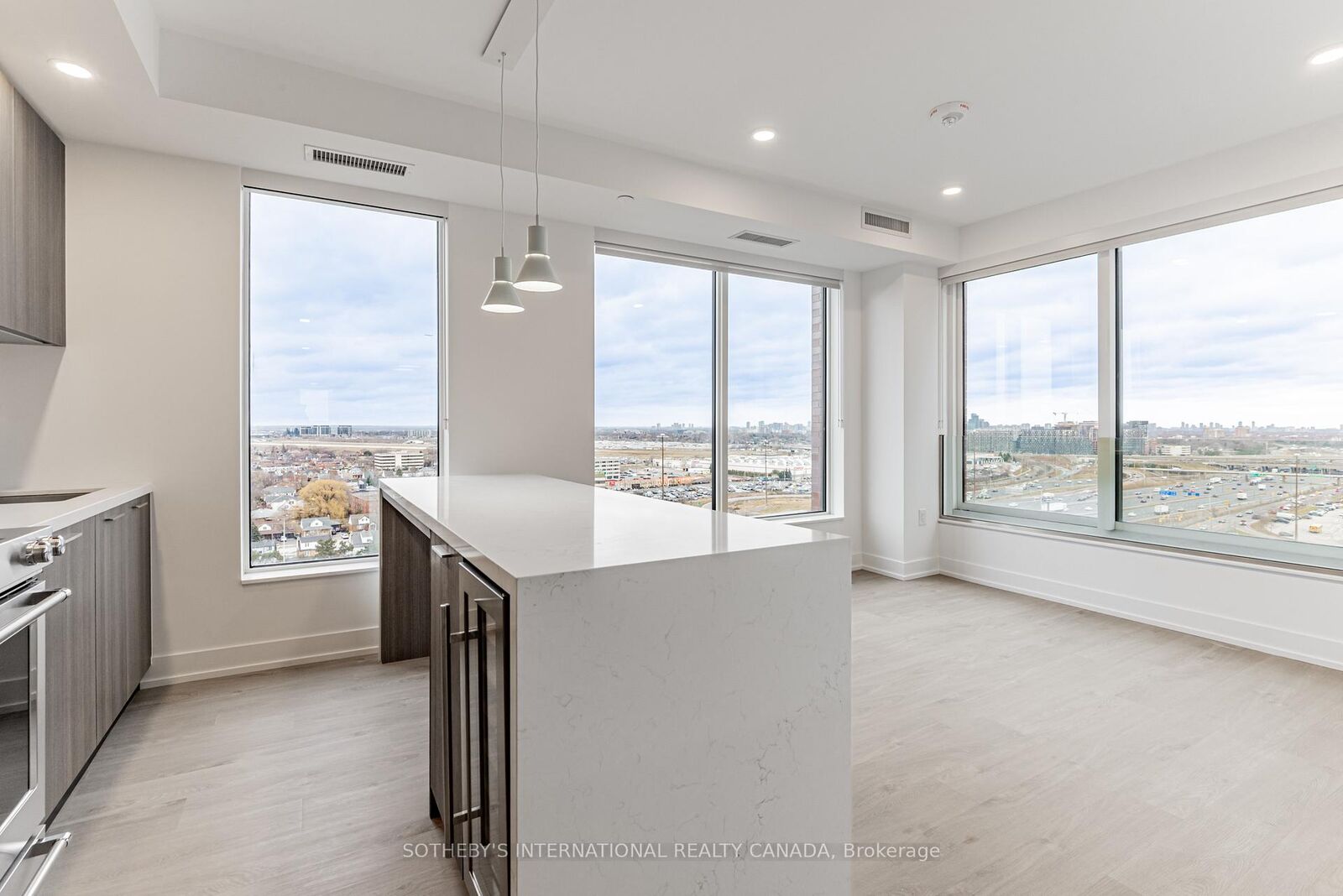 Property Photo:  29 York Garden Way 2209  ON M6A 2V1 