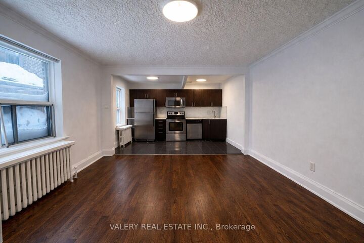 Property Photo:  2404 Queen Street E 27  ON  
