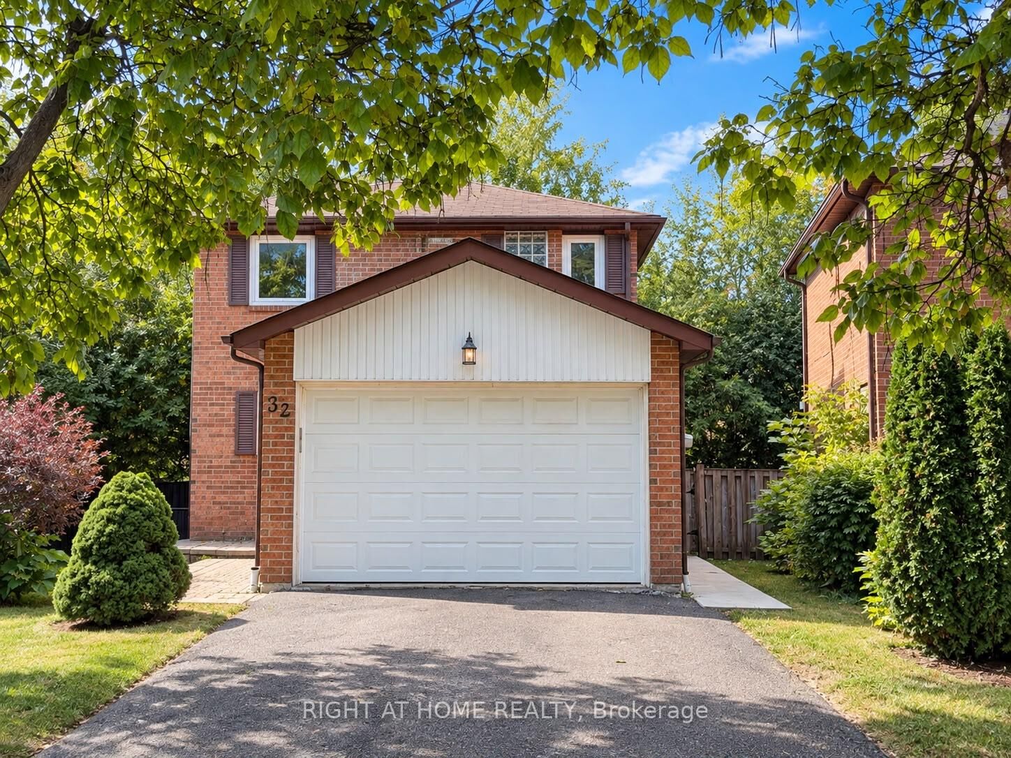 Property Photo:  32 Aranka Court  ON L4C 7T9 