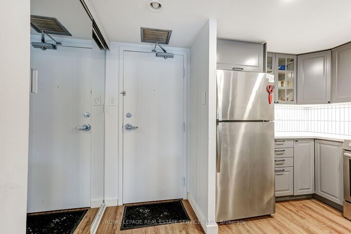 Property Photo:  705 King Street W 302  ON M5V 2W8 