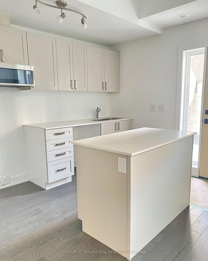 Property Photo:  1070 Douglas McCurdy Common 124  ON L5G 0C6 