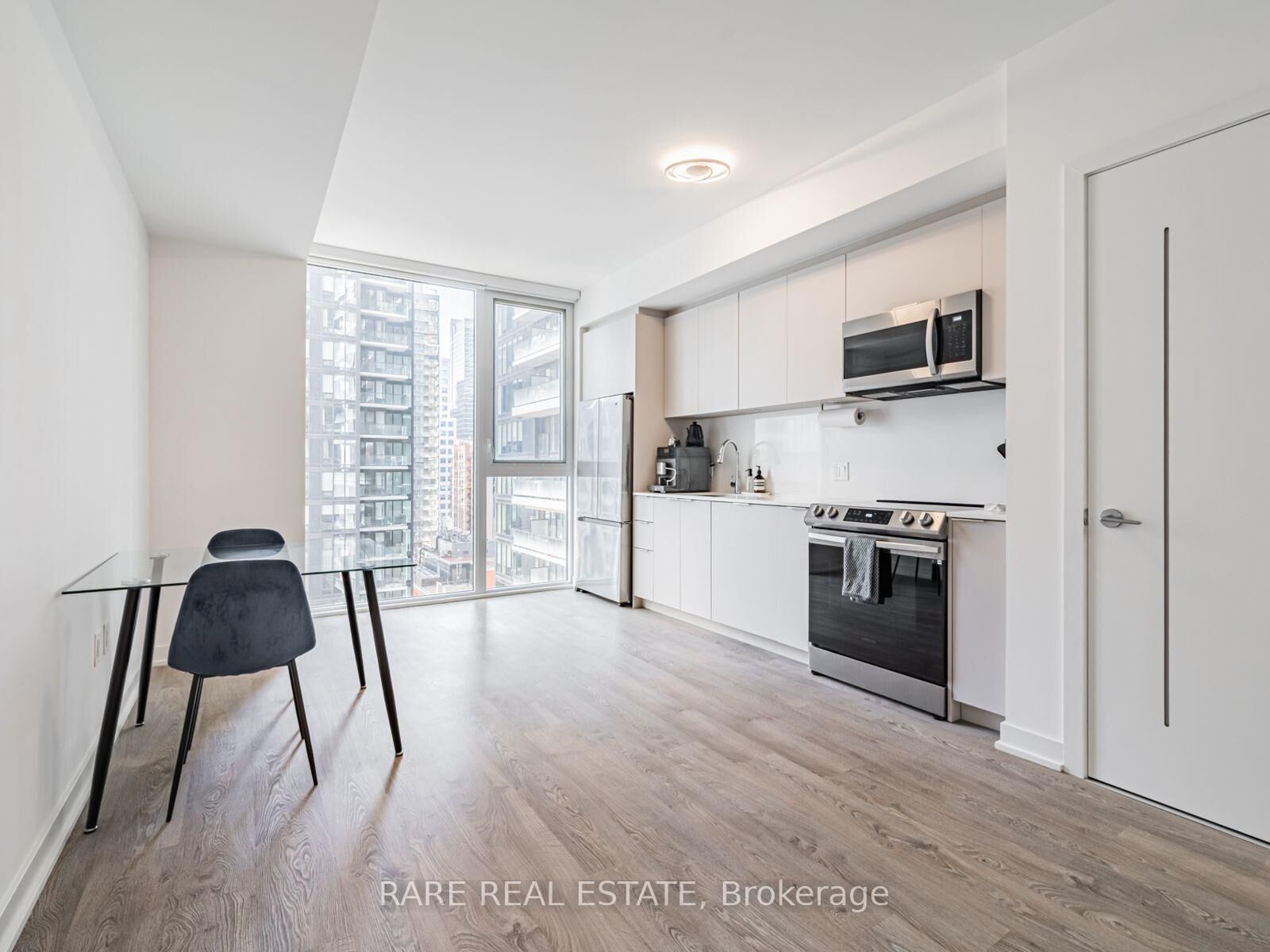 Property Photo:  357 King Street W 3006  ON M5V 1K1 