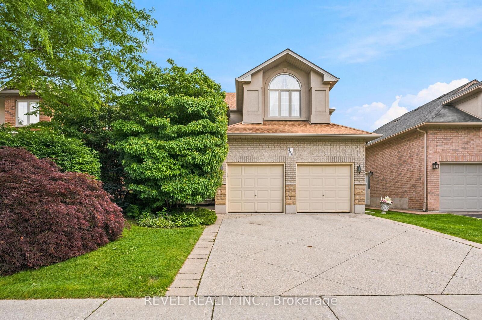 Property Photo:  207 Valridge Drive  ON L9G 4Y4 