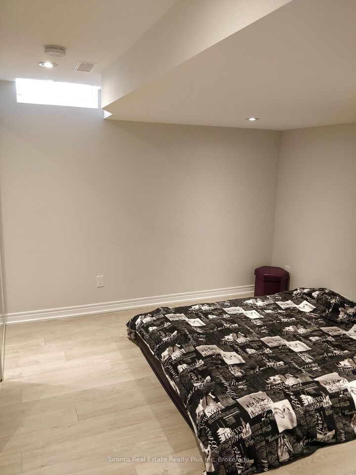 Property Photo:  21 Delphinium Avenue  ON L4E 4N6 
