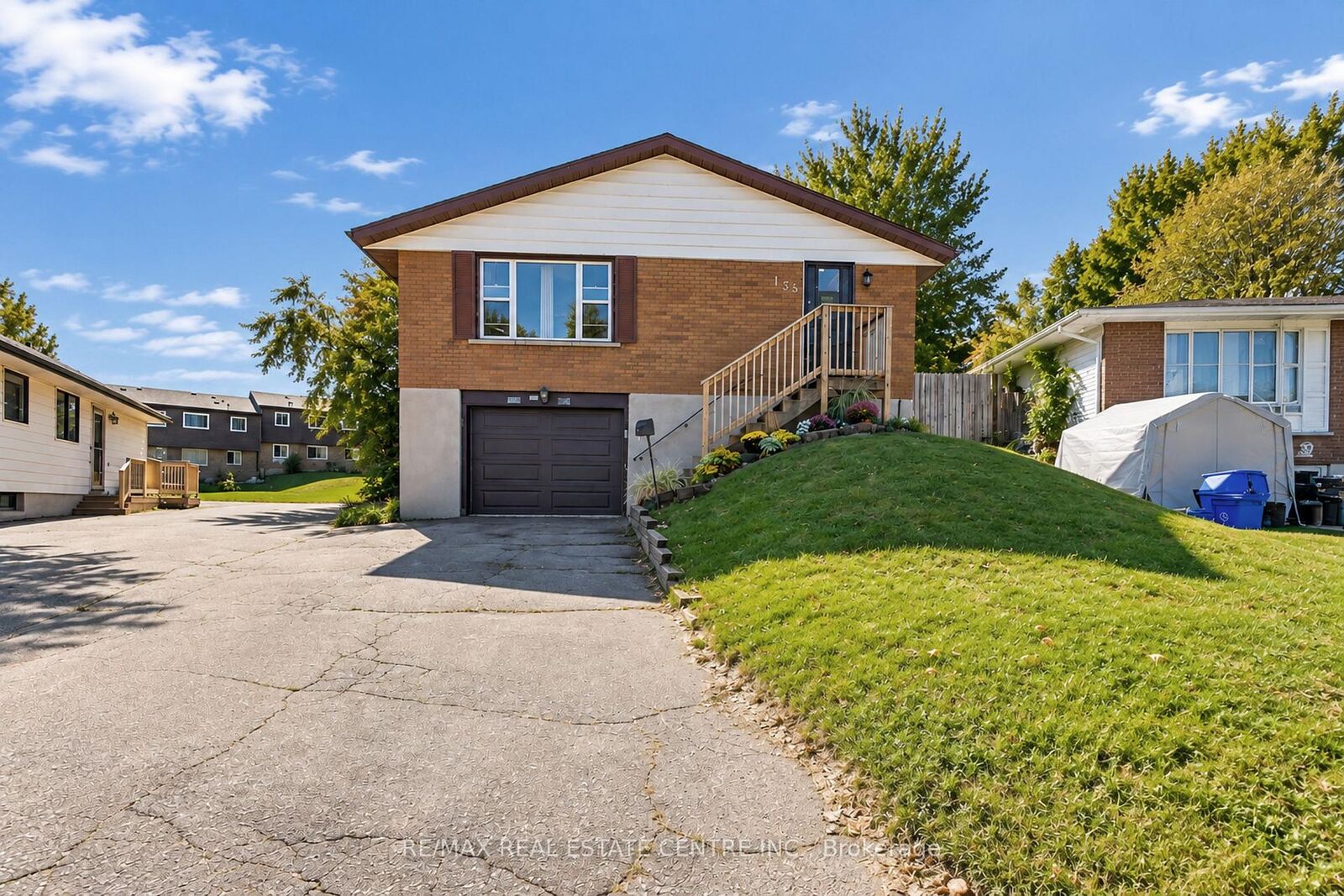 Property Photo:  135 Cedarhill Crescent  ON N2E 1R3 
