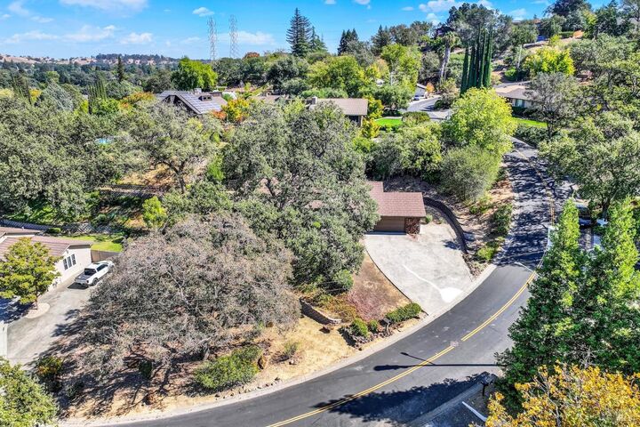 Property Photo: 214 Wykoff Drive CA 95688